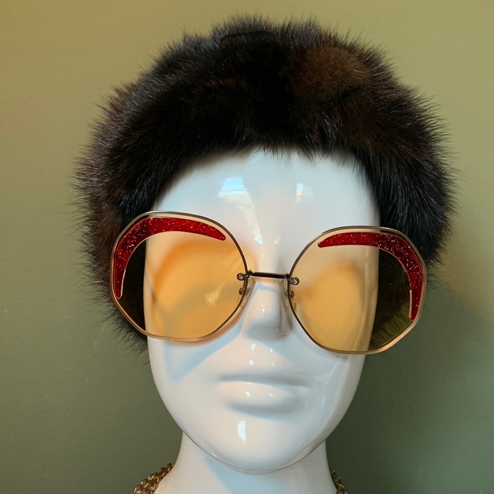 DESIGNER FENDI BEAUTIFUL Sunglasses BNWOT, gold metal hardware, circular lenses.